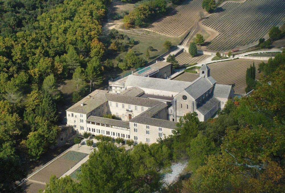 L&rsquo;Abbaye de Sénanque et l&rsquo;histoire des moines cisterciens – Gordes