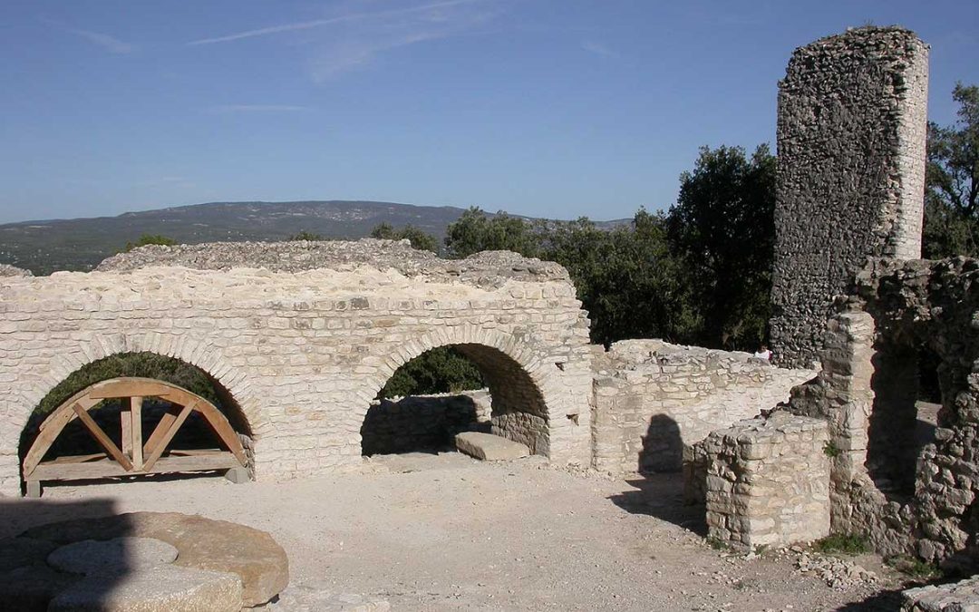 Le Château de Thouzon et l&rsquo;histoire du monastère fortifié – Le Thor