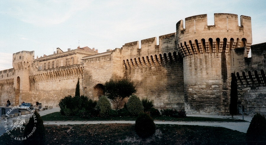 Les remparts médiévaux et l&rsquo;histoire des fortifications – Avignon